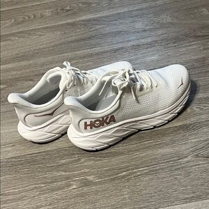 Hoka White Arahi 7